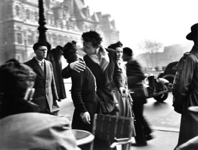 ROBERT DOISNEAU, Le Baiser de L'Hotel de Ville (Kiss by the Hotel de Ville)